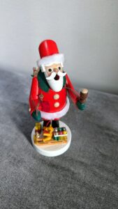 エルツ地方のサンタクロースの煙だし人形
