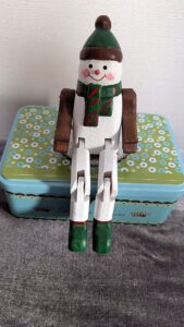 niko and…のおすわりスノーマンオブジェ