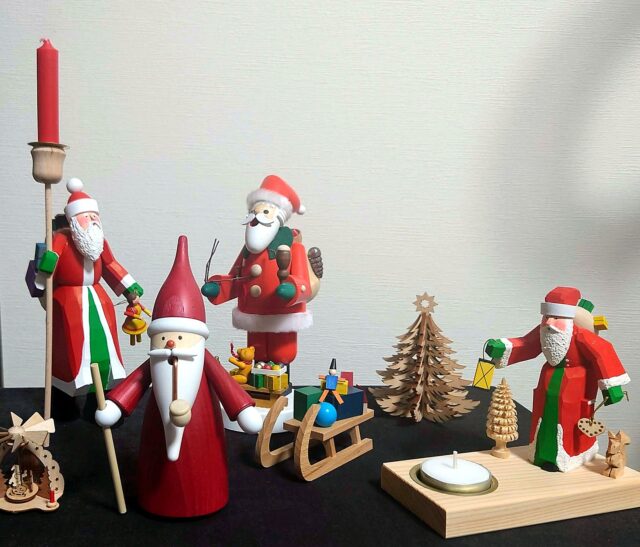 集めたサンタクロースのおもちゃ達