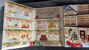 トワイニングの紅茶のアドベントカレンダーを開いた状態