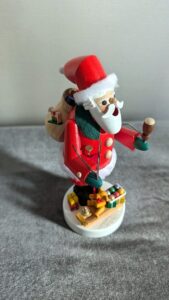 サンタクロースの煙だし人形の細部